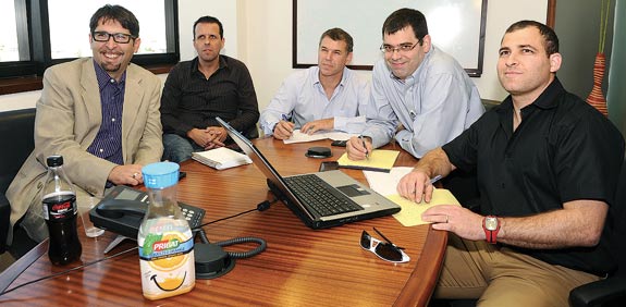 מסיבת עיתונאים של המתמחים, נדב חיים, אורי ויזל, דובי בכר, רונן צור, מאיר מזרחי / צלם: תמר מצפי